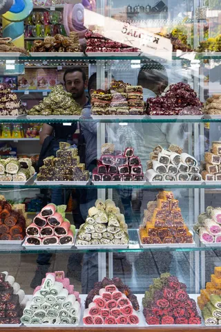 Turkish delight shop window, Baščaršija, Sarajevo, Bosnia and Herzegovina — Nicolas Marincic