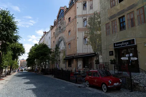 Rue pavée de Skadarlija et voiture rouge ancienne, Belgrade, Serbie — Nicolas Marincic