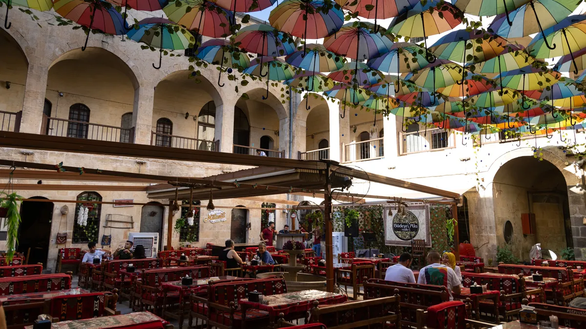 Caravanserai courtyard under umbrellas, Turkey — Nicolas Marincic
