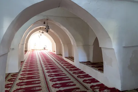 Whitewashed arcades of a mosque, Iraq (Kurdistan) — Nicolas Marincic