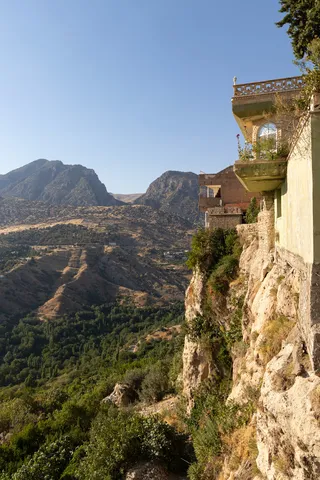 House perched on a cliff edge, Iraq (Kurdistan) — Nicolas Marincic