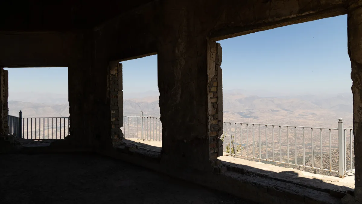 Abandoned hilltop building with mountain views, Iraq (Kurdistan) — Nicolas Marincic