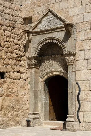 Yazidi sanctuary door with the black snake, Lalish, Iraq (Kurdistan) — Nicolas Marincic