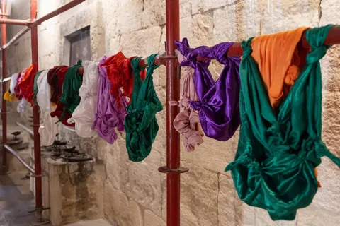 Nœuds de soie colorés noués en vœux, Lalish, Irak (Kurdistan) — Nicolas Marincic
