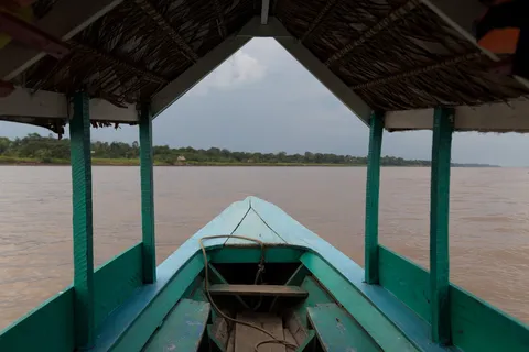 Boat bow on an Amazonian river, Peru — Nicolas Marincic