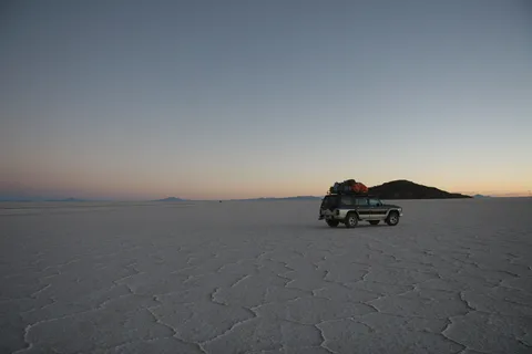 4x4 sur le sel à l’aube, salar d’Uyuni, Bolivie — Nicolas Marincic