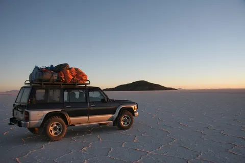 4x4 au lever du soleil, salar d’Uyuni, Bolivie — Nicolas Marincic