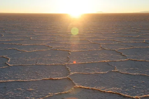 Soleil levant sur les hexagones de sel d’Uyuni, Bolivie — Nicolas Marincic