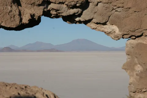Arche corallienne encadrant le salar et le Tunupa, Bolivie — Nicolas Marincic