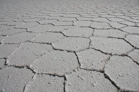 Motif d’hexagones de sel, salar d’Uyuni, Bolivie — Nicolas Marincic