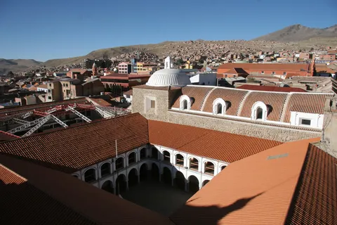 Toits du cloître et ville depuis la tour de la cathédrale, Potosí, Bolivie — Nicolas Marincic