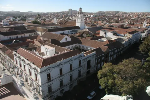 Toits et rues coloniales de Sucre, Bolivie — Nicolas Marincic