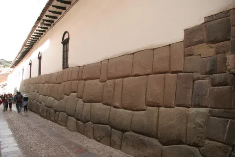 Twelve-angled stone, Hatun Rumiyoc street, Cusco, Peru — Nicolas Marincic