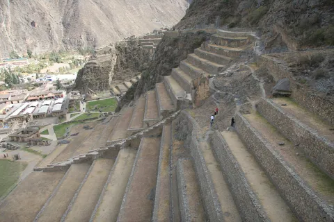 Terraces sweeping down to Ollantaytambo village, Peru — Nicolas Marincic