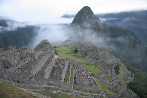 Machu Picchu and Huayna Picchu in morning cloud, Peru — Nicolas Marincic