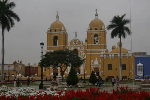 Yellow cathedral and red flowerbeds, Plaza de Armas, Trujillo, Peru — Nicolas Marincic