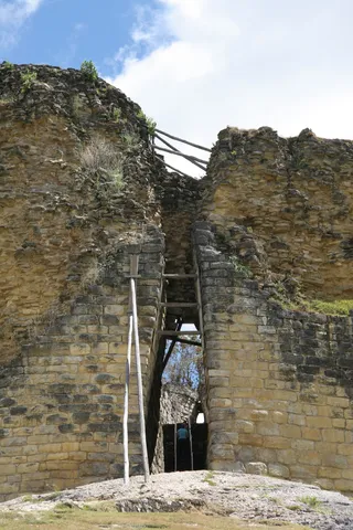 Narrow entrance passage, Kuélap, Peru — Nicolas Marincic