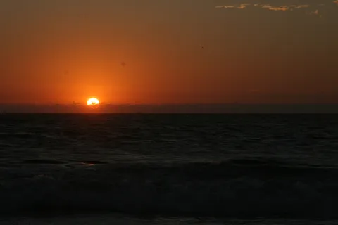 Red sun on the Pacific horizon, Máncora, Peru — Nicolas Marincic