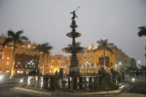 Bronze fountain on the Plaza Mayor at night, Lima, Peru — Nicolas Marincic