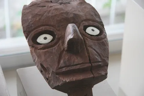 Wooden head with shell eyes, Pachacamac museum, Peru — Nicolas Marincic
