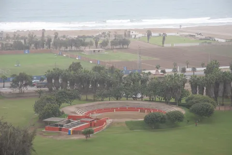 Green coastal plain on the Pacific shore, Peru — Nicolas Marincic