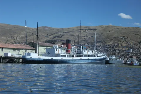 Historic steamship Ollanta at the quay, Puno harbour, Peru — Nicolas Marincic