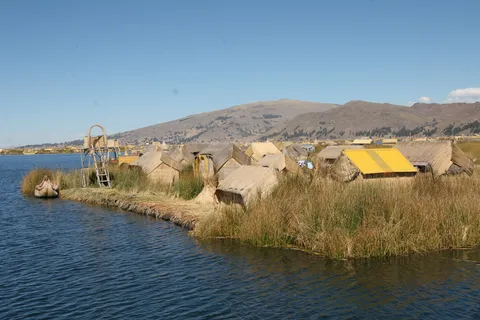 Reed huts and watchtower on a Uros floating island, Peru — Nicolas Marincic
