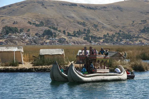Totora reed boat with puma heads, Uros islands, Peru — Nicolas Marincic