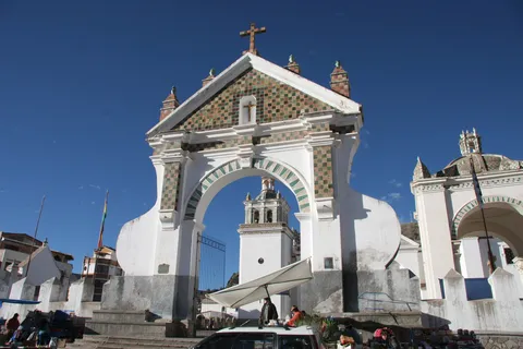 Porte blanche de l’atrium de la basilique de Copacabana, Bolivie — Nicolas Marincic