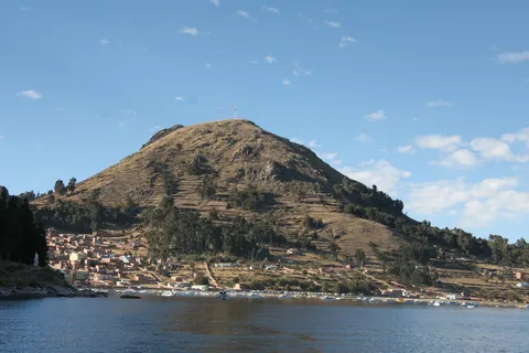 Copacabana et le Cerro Calvario depuis le lac Titicaca, Bolivie — Nicolas Marincic