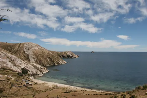 Crique turquoise au nord de l’île du Soleil, Bolivie — Nicolas Marincic