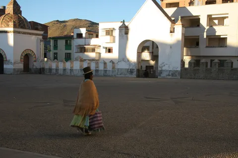 Cholita in pollera before the Basilica of Copacabana, Bolivia — Nicolas Marincic