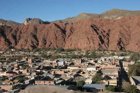 Tupiza at the foot of its red sandstone cliffs, Bolivia — Nicolas Marincic