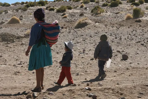 Femme quechua et enfants dans un village du Sud Lípez, Bolivie — Nicolas Marincic
