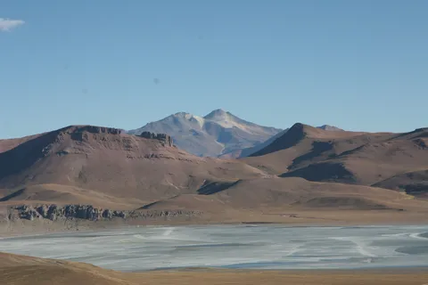 Lagune et volcans près de Quetena, Sud Lípez, Bolivie — Nicolas Marincic