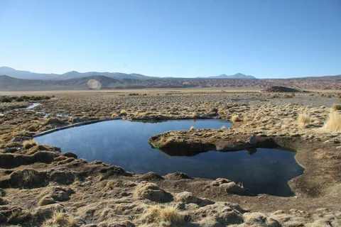 Source thermale fumante à l’aube près de Quetena, Bolivie — Nicolas Marincic