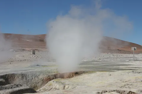 Jet de vapeur jaillissant d’un cratère, Sol de Mañana, Bolivie — Nicolas Marincic