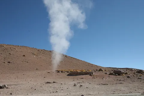 Colonne de vapeur sur l’altiplano rouge, Sol de Mañana, Bolivie — Nicolas Marincic