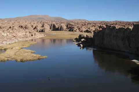 Laguna Negra entre ses falaises rouges, Bolivie — Nicolas Marincic