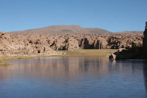 Rive rocheuse se reflétant dans la Laguna Negra, Bolivie — Nicolas Marincic