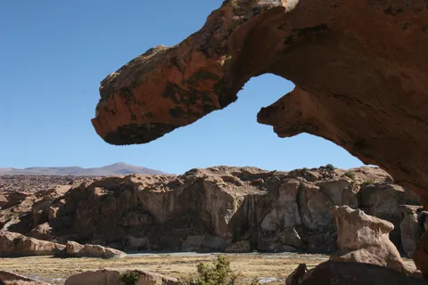 Arche naturelle encadrant le canyon, Valle de las Rocas, Bolivie — Nicolas Marincic