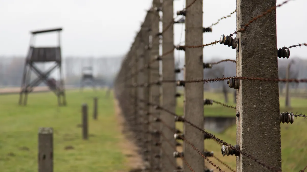 Clôture de barbelés et mirador, Auschwitz-Birkenau, Pologne — Nicolas Marincic