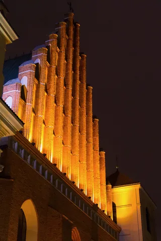 Pignon de brique illuminé de la cathédrale Saint-Jean, Varsovie, Pologne — Nicolas Marincic