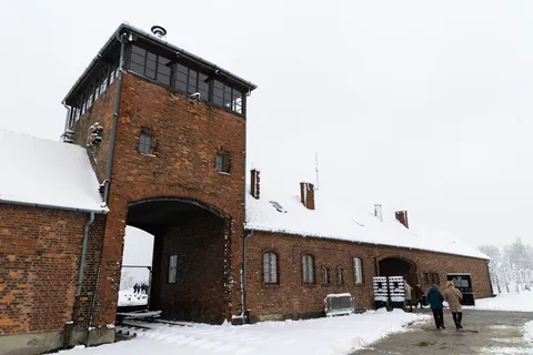Bâtiment d’entrée d’Auschwitz-Birkenau sous la neige, Pologne — Nicolas Marincic