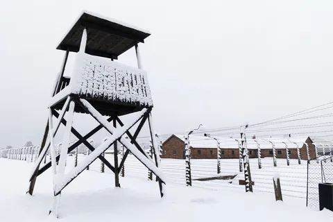 Mirador en bois sous la neige, Auschwitz-Birkenau, Pologne — Nicolas Marincic