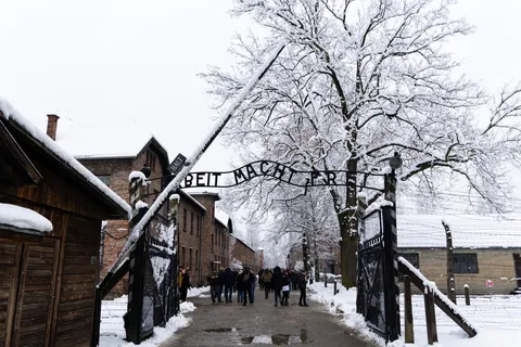 Portail « Arbeit macht frei » sous la neige, Auschwitz I, Pologne — Nicolas Marincic