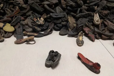 Chaussures des victimes et un soulier rouge, Auschwitz I, Pologne — Nicolas Marincic