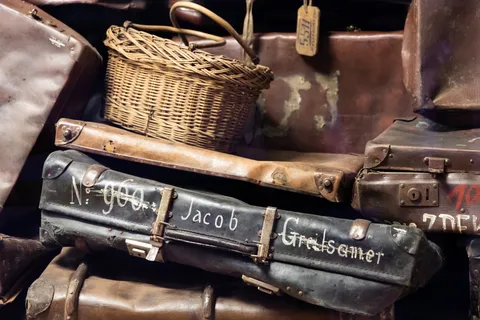 Valises des victimes portant leurs noms, Auschwitz I, Pologne — Nicolas Marincic