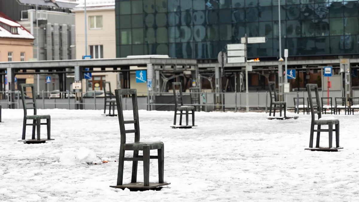 Mémorial des chaises vides sous la neige, place des Héros du ghetto, Pologne — Nicolas Marincic