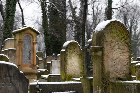 Tombes enneigées du cimetière Remuh, Cracovie, Pologne — Nicolas Marincic
